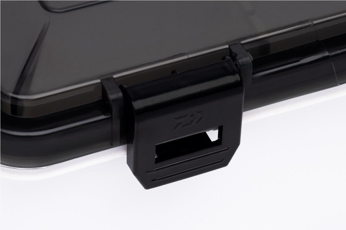 Кутия за риболовни принадлежности DAIWA D-BOX MR TACKLE SYSTEM с плътно затварящ се капак и четири щипки.