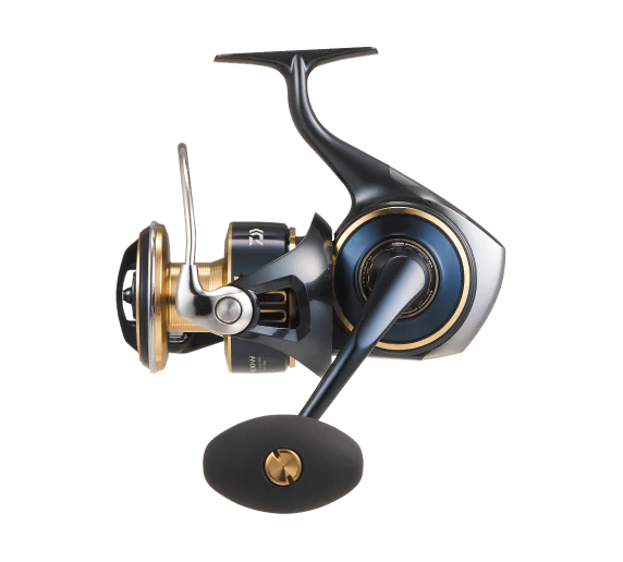 Макара за морски риболов DAIWA 25 SALTIGA G, модел 10000-H, с черен и златист дизайн, идеална за риболов.