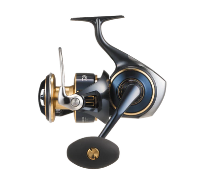 Макара за морски риболов DAIWA 25 SALTIGA G, модел 10000-H, с черен и златист дизайн, идеална за риболов.