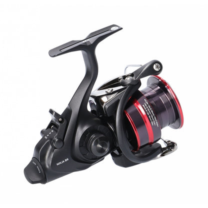 Макара DAIWA 20 NINJA BAITRUNNER LT - риболовна макара с червена шпула и иновативен дизайн.