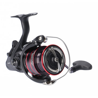 Макара DAIWA 20 NINJA BAITRUNNER LT - риболовен артикул с черен и червен дизайн
