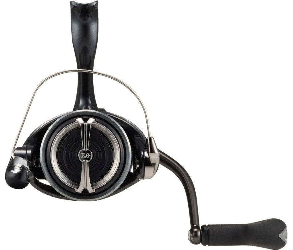 Макара DAIWA 25 BALLISTIC HD LТ - преден изглед на риболовна макара с ергономичен дизайн.