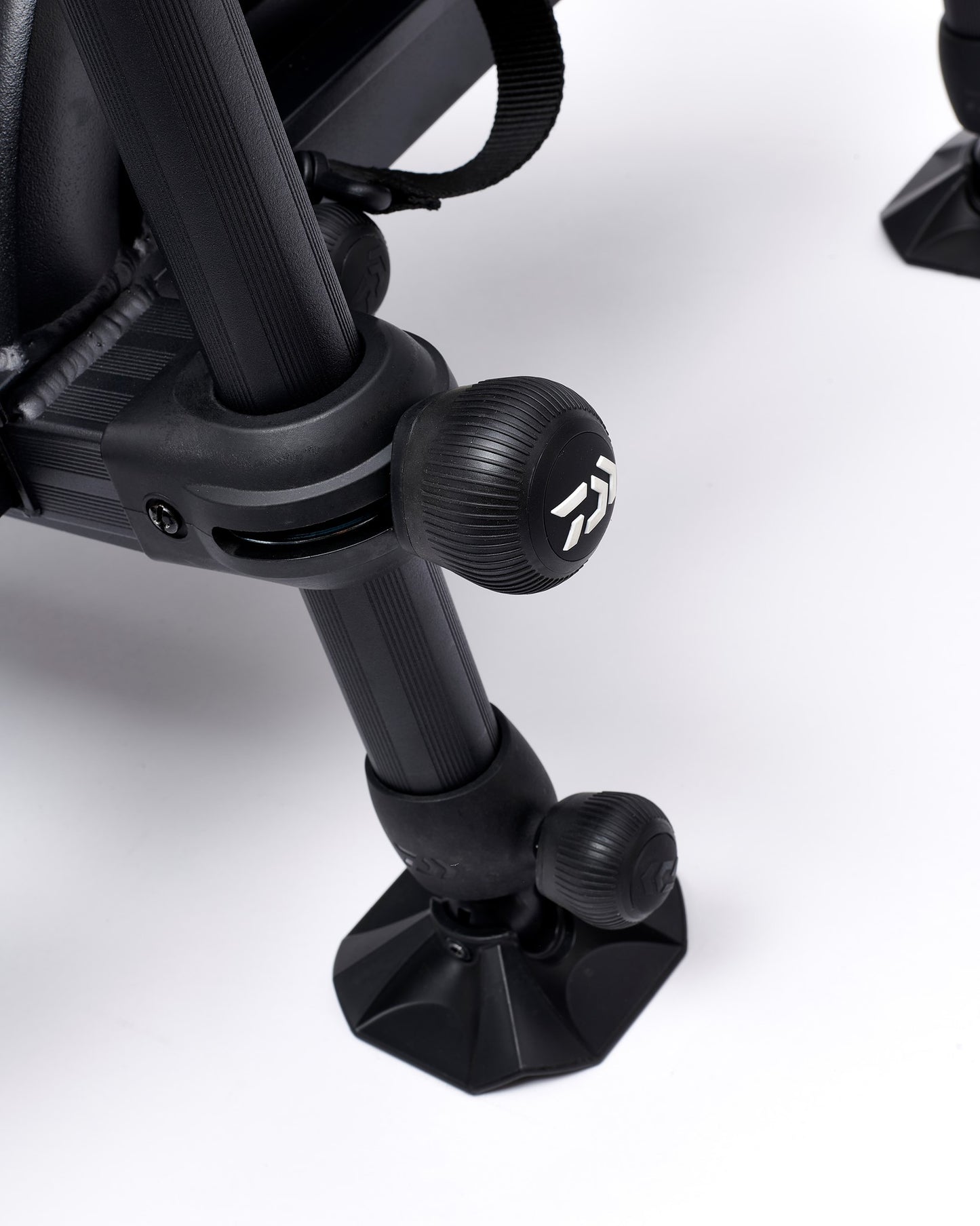 Платформа DAIWA D500SB - D36 с стабилни крака и механизъм за настройка, идеална за риболовни нужди.