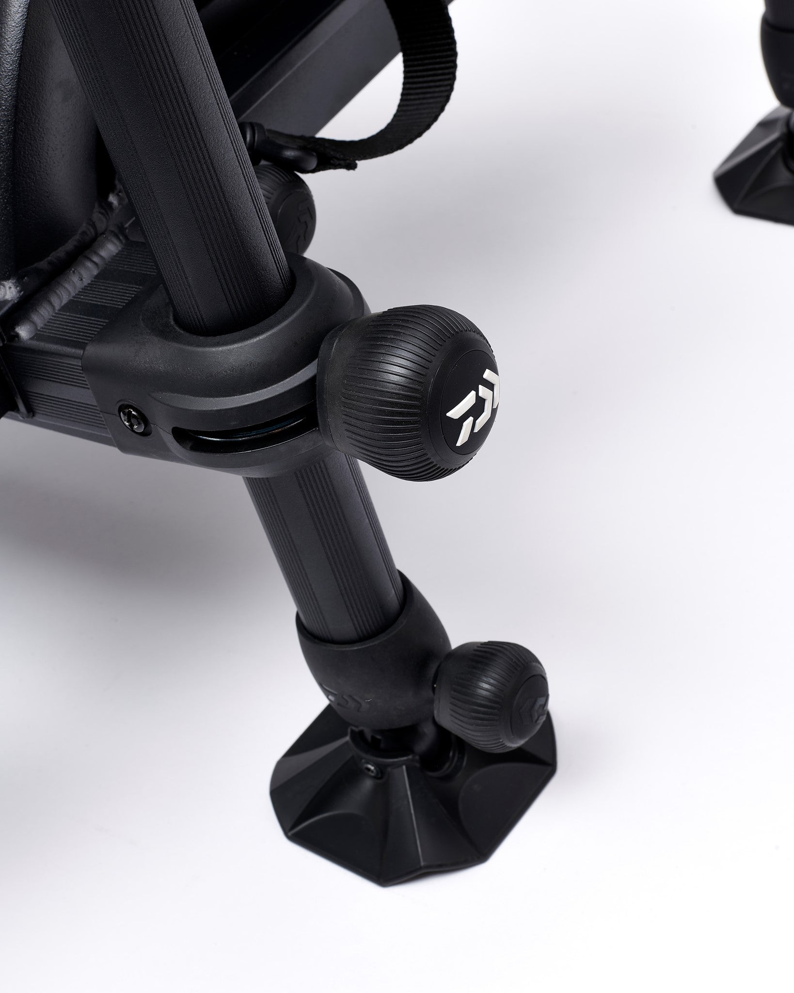 Платформа DAIWA D500SB - D36 с стабилни крака и механизъм за настройка, идеална за риболовни нужди.
