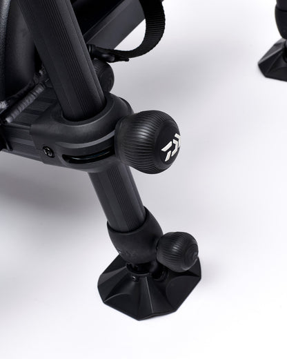 Платформа DAIWA D500SB - D36 с стабилни крака и механизъм за настройка, идеална за риболовни нужди.