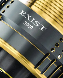 Резервна шпула за Daiwa 15 EXIST - детайл от шпулата 3000 с елегантен дизайн и златни акценти.