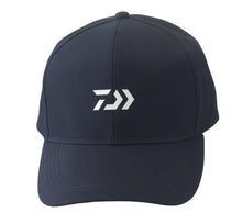 Шапка с козирка DAIWA D-VEC CAP NAVY - стилна и удобна шапка за риболовни дни в тъмно син цвят.