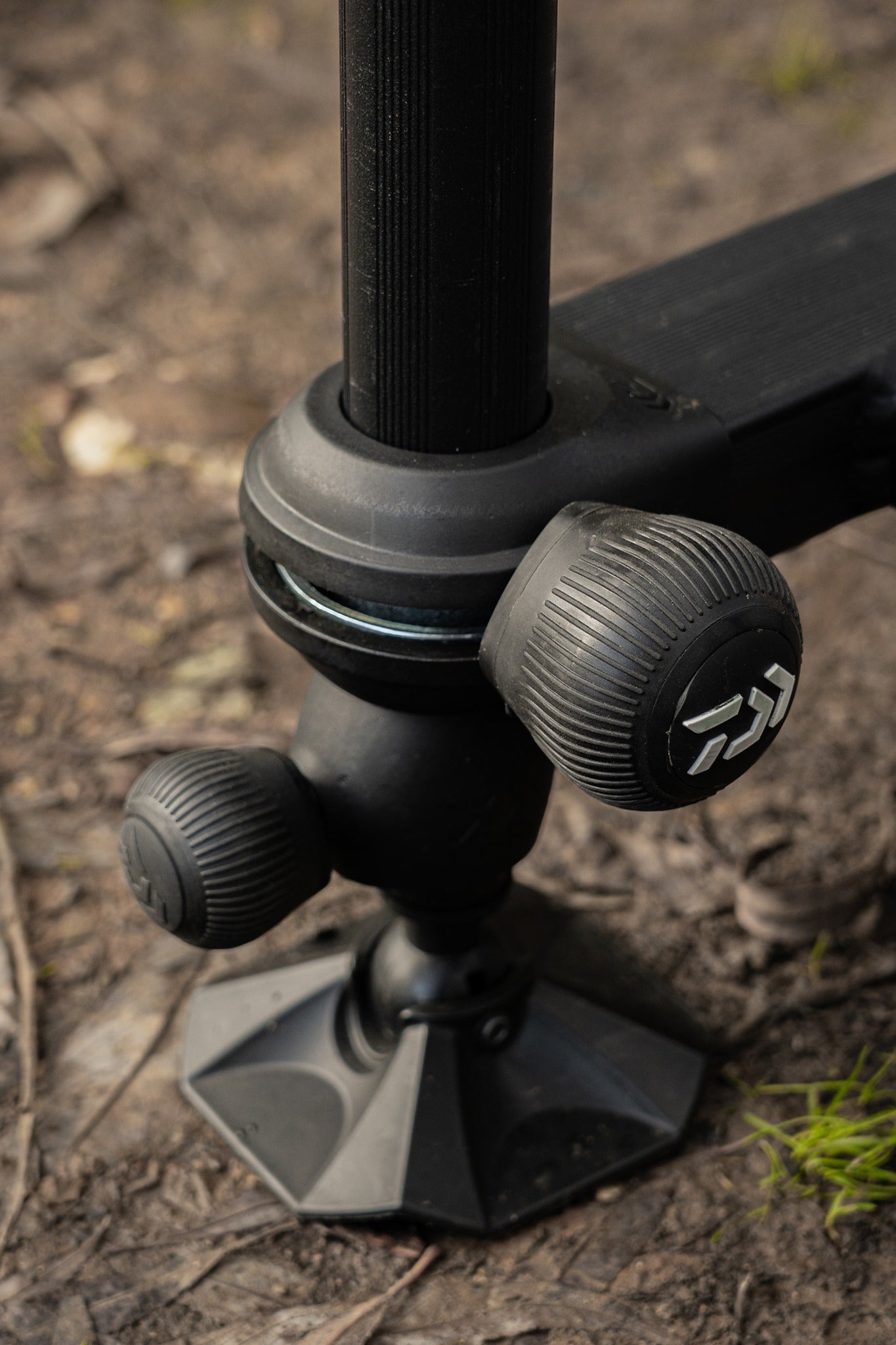 Платформа DAIWA D500SB - D36 с здрава основа за стабилна опора при риболов на всякакви терени.