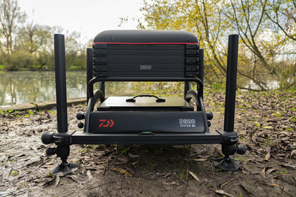 Платформа DAIWA D500SB - D36 на риболовен магазин с рибарски такъми, подходяща за комфорт и удобство.