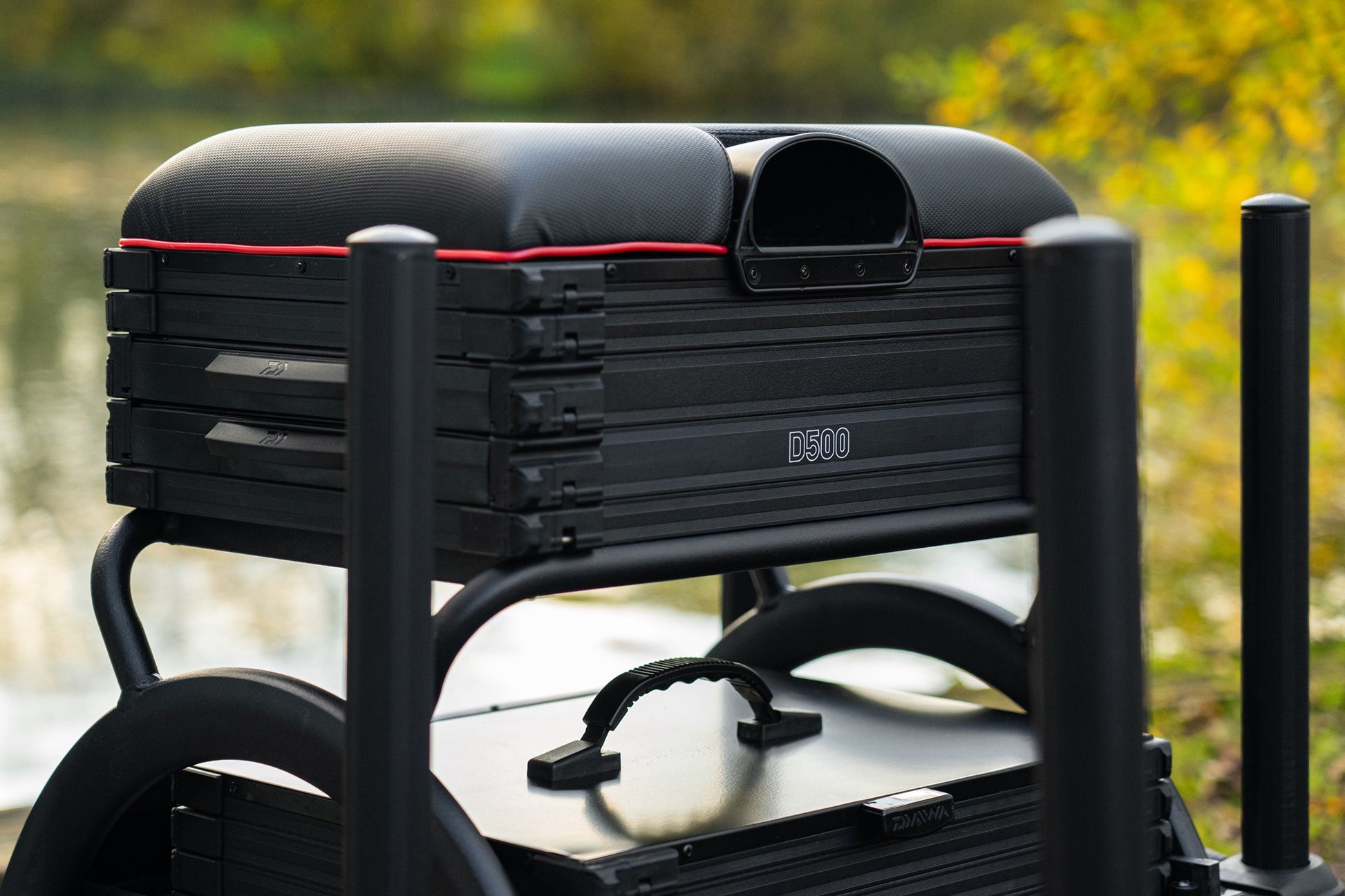 Платформа DAIWA D500SB - D36 за риболов с удобен дизайн и функционалност за рибари.
