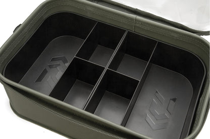 Чанта за аксесоари DAIWA 23 INFINITY® EVA TACKLE MANAGER - вътрешен изглед с разделители за риболовни такъми.