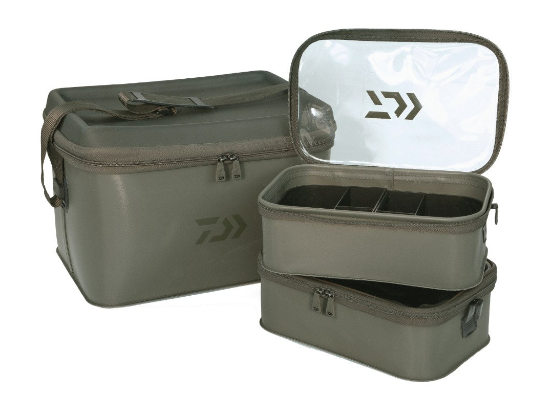 Чанта за аксесоари DAIWA 23 INFINITY® EVA TACKLE MANAGER с два отделения за риболовни принадлежности.