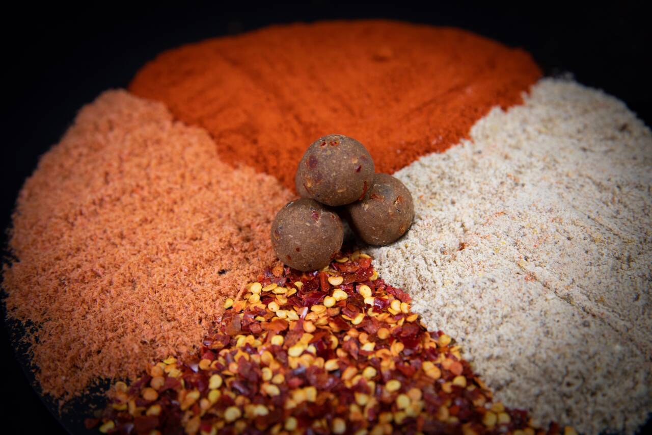Протеинови топчета DYNAMITE BAITS HOT CRAB & KRILL BOILIE - 1кг