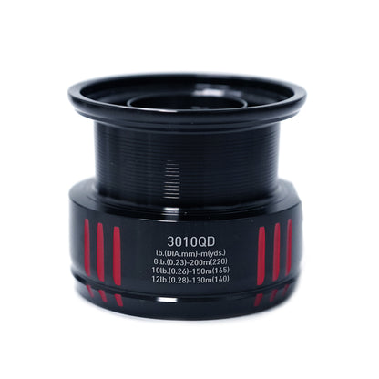 Резервна шпула за DAIWA 20 TOURNAMENT 3010 QD с червен акцент и информация за товароносимост.