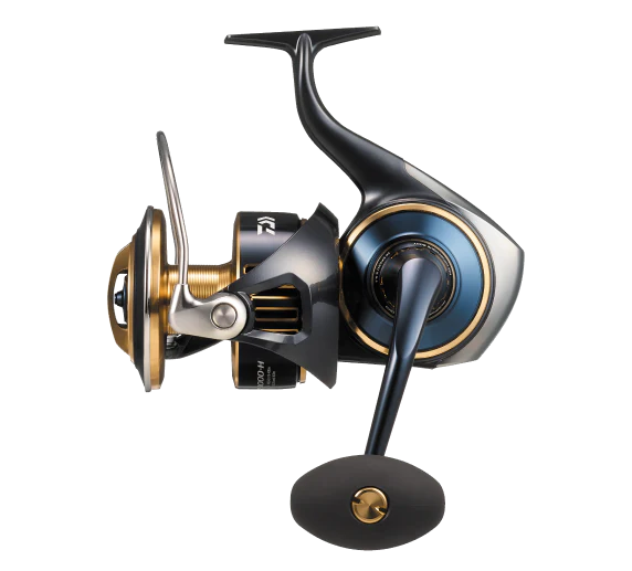 Макара за морски риболов DAIWA 25 SALTIGA G с синьо и златно покритие и индустриален дизайн.