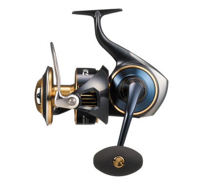 Макара за морски риболов DAIWA 25 SALTIGA G с синьо и златно покритие и индустриален дизайн.