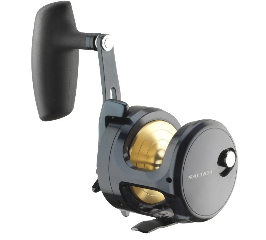 Мултипликатор DAIWA 24 SALTIGA G 15L с черен и златен дизайн, идеален за риболов в солена вода.
