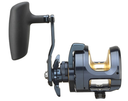 Mултипликатор DAIWA 24 SALTIGA G 15L с черен капсул и златна шпула, подходящ за риболов в солени води.