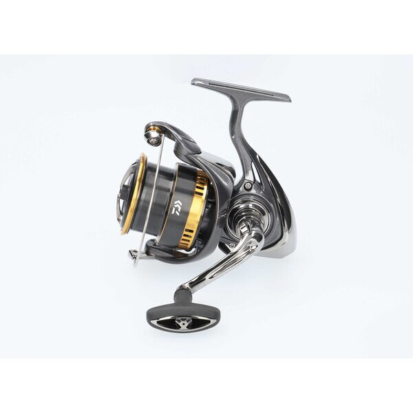 Макара за фидер DAIWA 25 AQUALITE FEEDER LT QD с черен и златен дизайн, идеална за риболов.