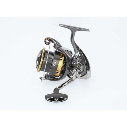 Макара за фидер DAIWA 25 AQUALITE FEEDER LT QD с черен и златен дизайн, идеална за риболов.