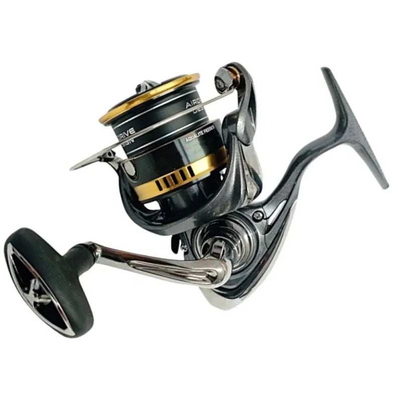 Макара за фидер DAIWA 25 AQUALITE FEEDER LT QD с черен и златист дизайн за риболовни такъми