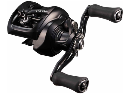 Бейткастинг макара DAIWA 25 TATULA TW 200L/HL/XHL с черен дизайн и удобни дръжки за риболов.