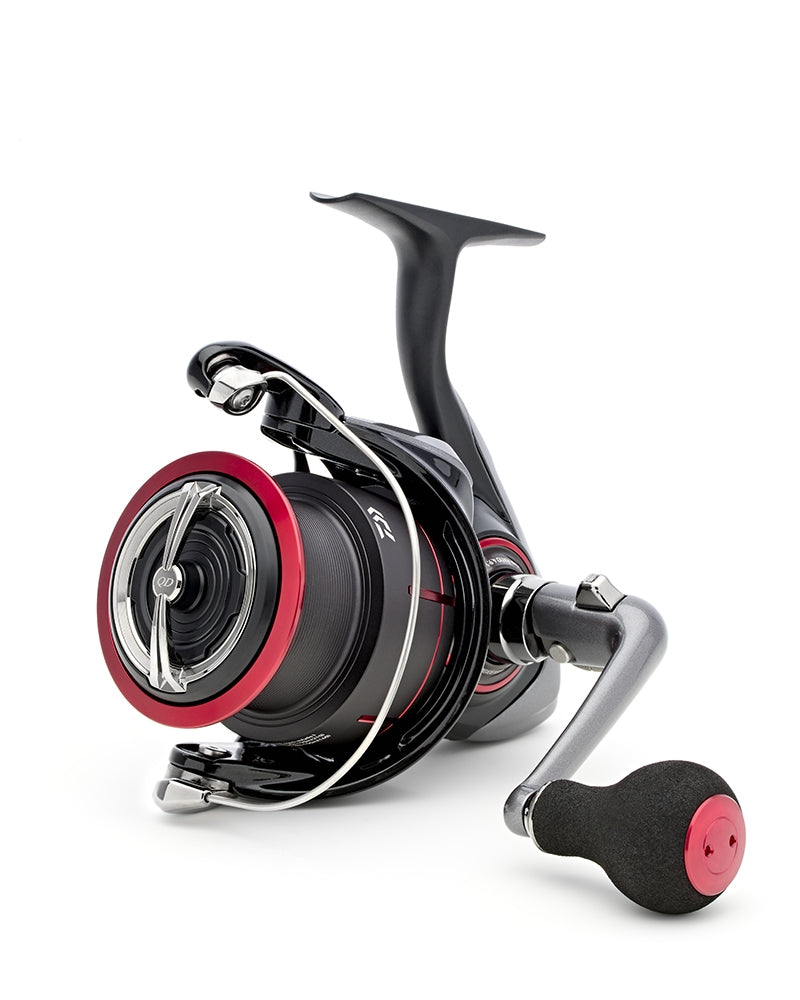 Макара за фидер и мач риболов DAIWA 25 TDM с черно и червено оцветяване, идеална за риболов.