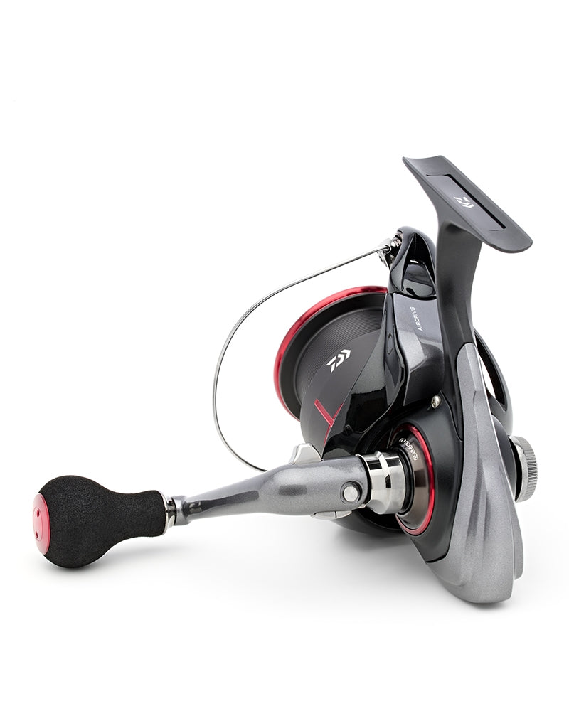 Макара за фидер и мач риболов DAIWA 25 TDM с ергономична дръжка и червена шпула
