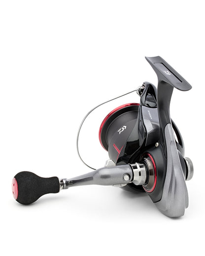 Макара за фидер и мач риболов DAIWA 25 TDM с ергономична дръжка и червена шпула