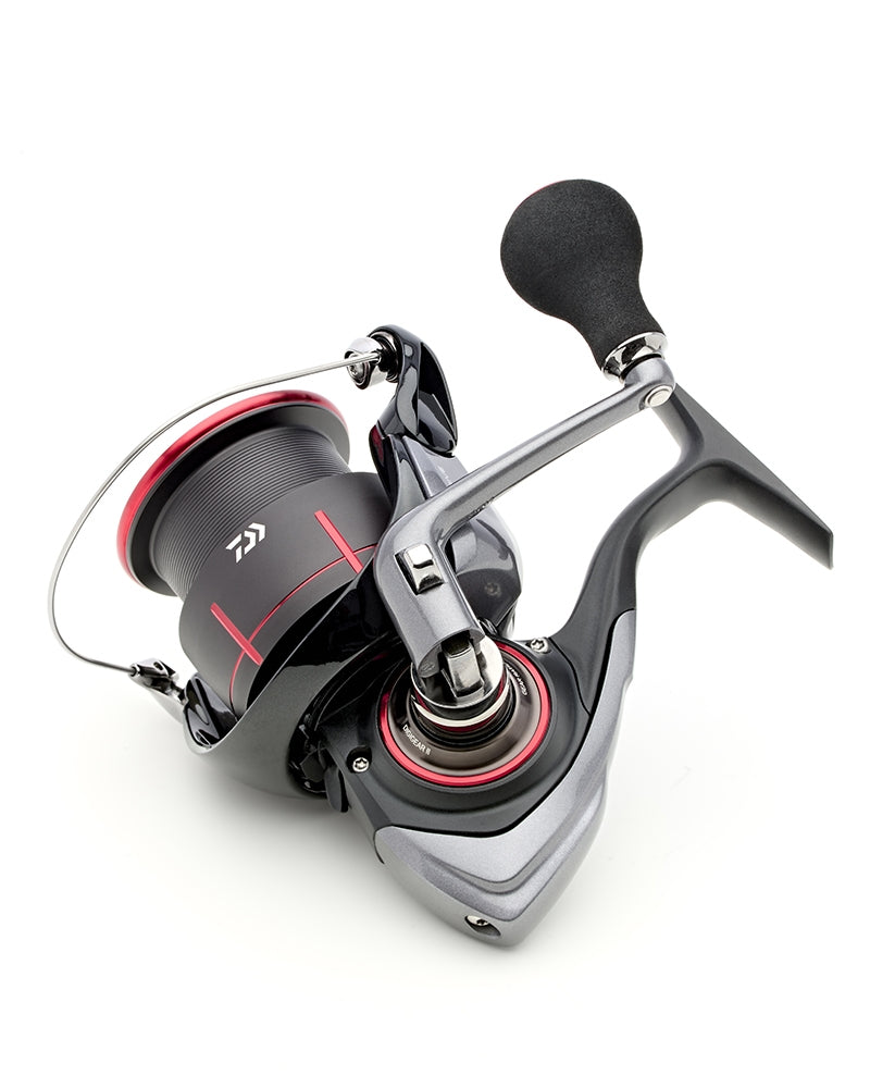 Макара за фидер и мач риболов DAIWA 25 TDM, висококачествена риболовна макара с елегантен дизайн.