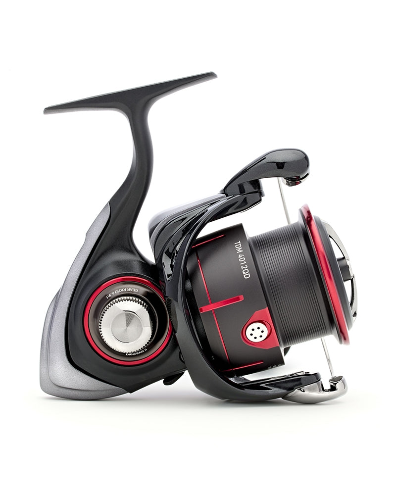 Макара за фидер и мач риболов DAIWA 25 TDM с черен и червен дизайн, идеална за риболовни приключения.
