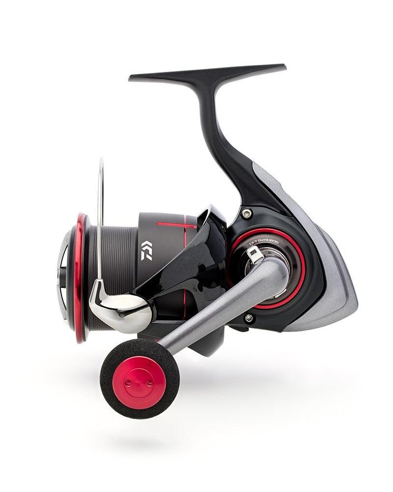 Макара за фидер и мач риболов DAIWA 25 TDM, представена отстрани, с червен и черен дизайн.