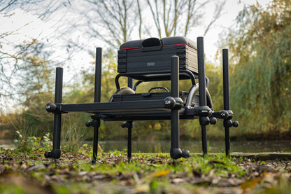 Платформа DAIWA D500SB - D36 на риболовен кей, специално за рибари с удобен дизайн и стабилност.