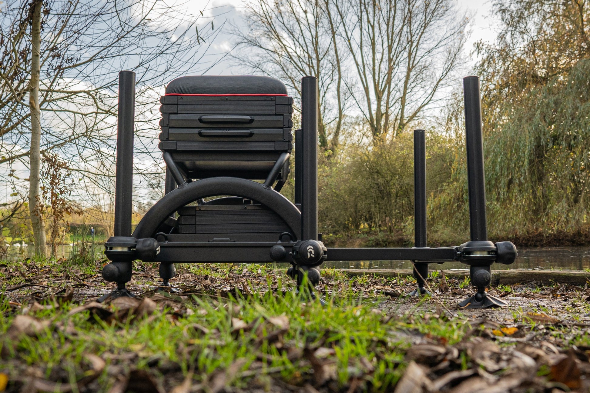 Платформа DAIWA D500SB - D36 с регулируеми крака за удобство при риболов на река или езеро.