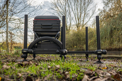 Платформа DAIWA D500SB - D36 с регулируеми крака за удобство при риболов на река или езеро.