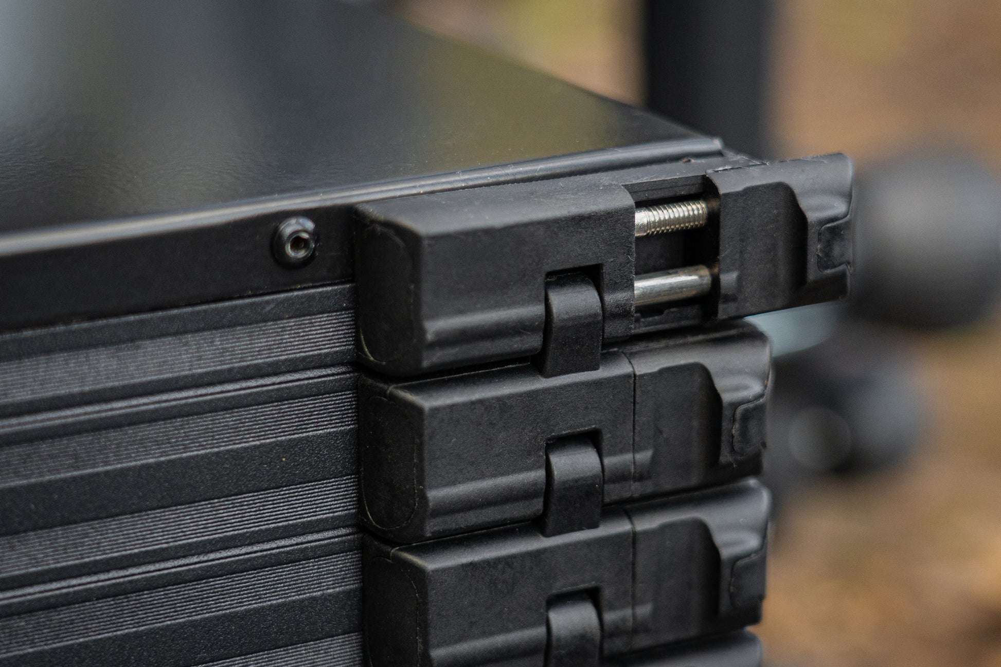 Платформа DAIWA D500SB - D36: детайл на механизма за заключване на риболовна платформа.