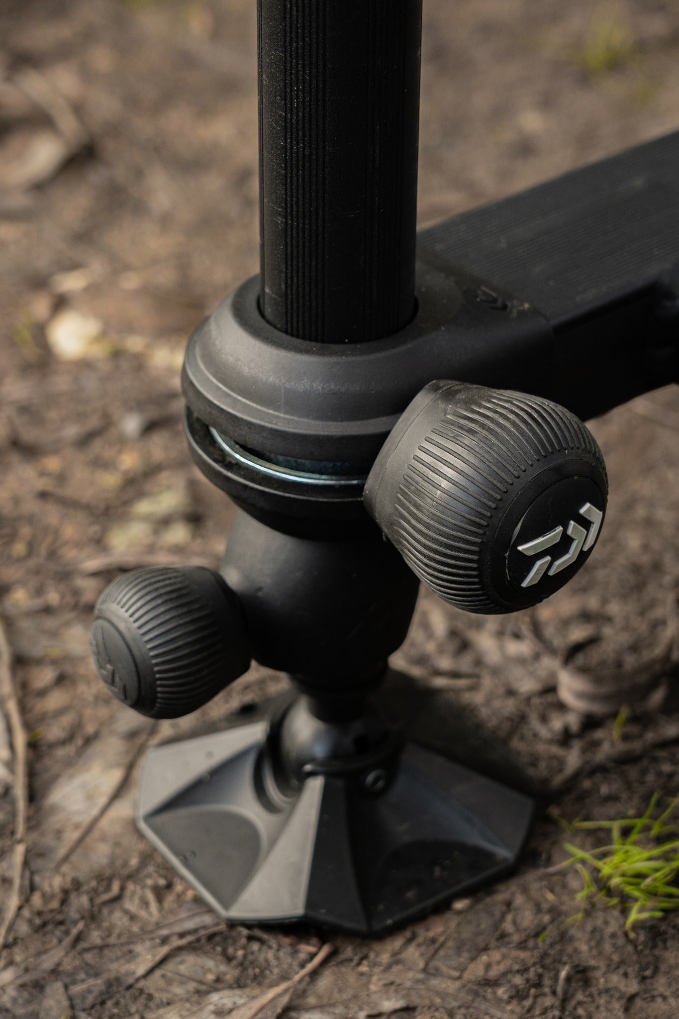 Платформа DAIWA D500SB - D36 детайли на основата, идеална за риболовни приключения.