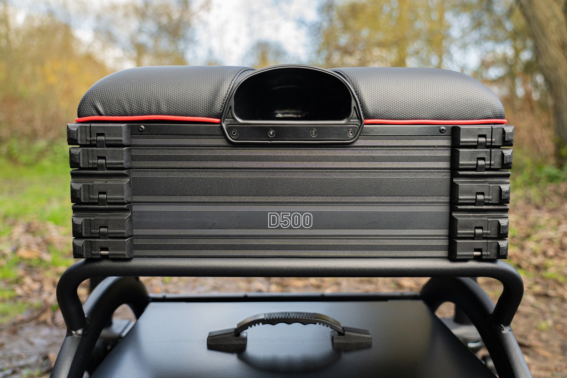 Платформа DAIWA D500SB - D36 с черен дизайн и червени акценти на риболовна рамка