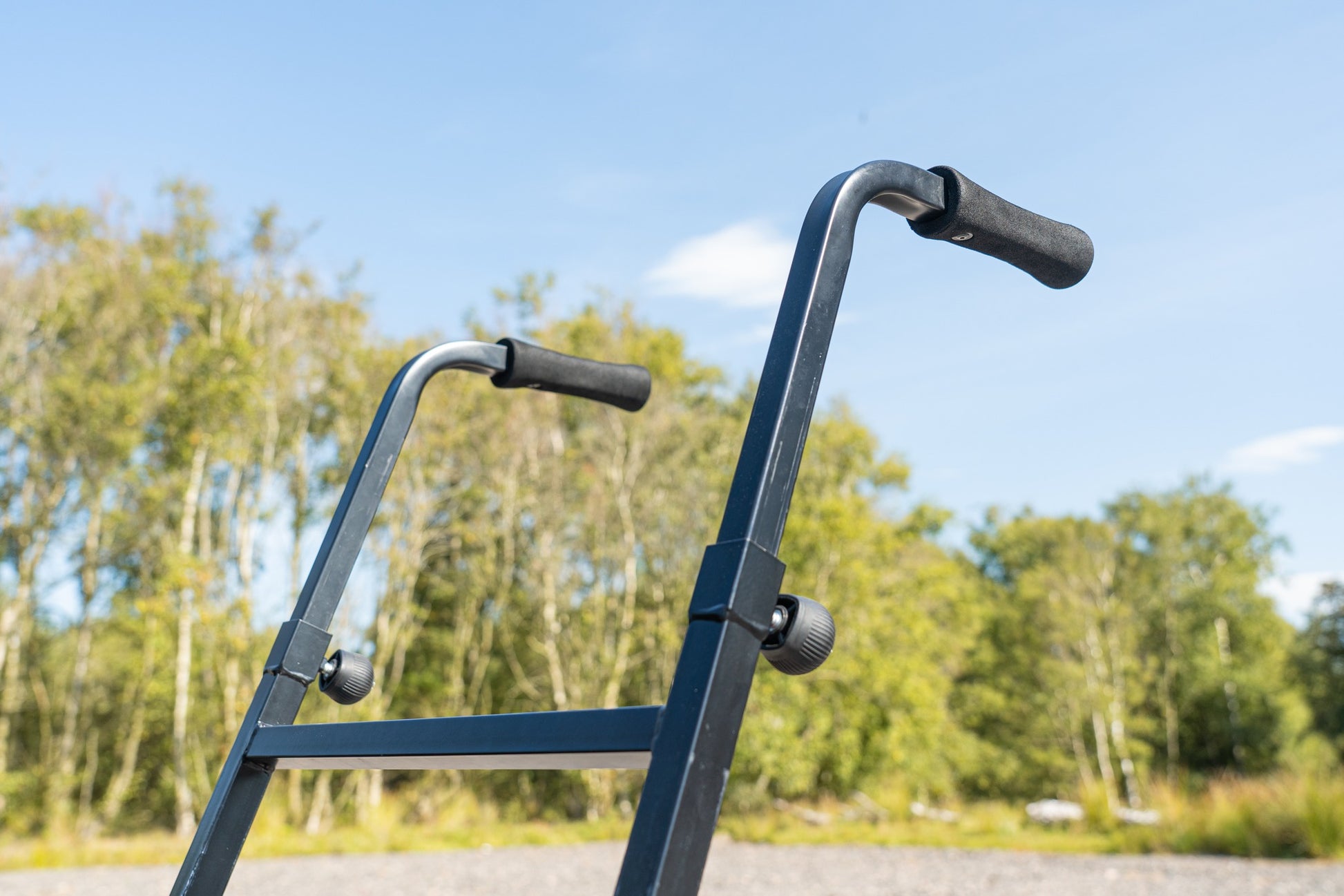 Количка за багаж Daiwa DAIWA FOLD N GO MATCH BARROW с удобен захват за лесно пренасяне на рибарски такъми.