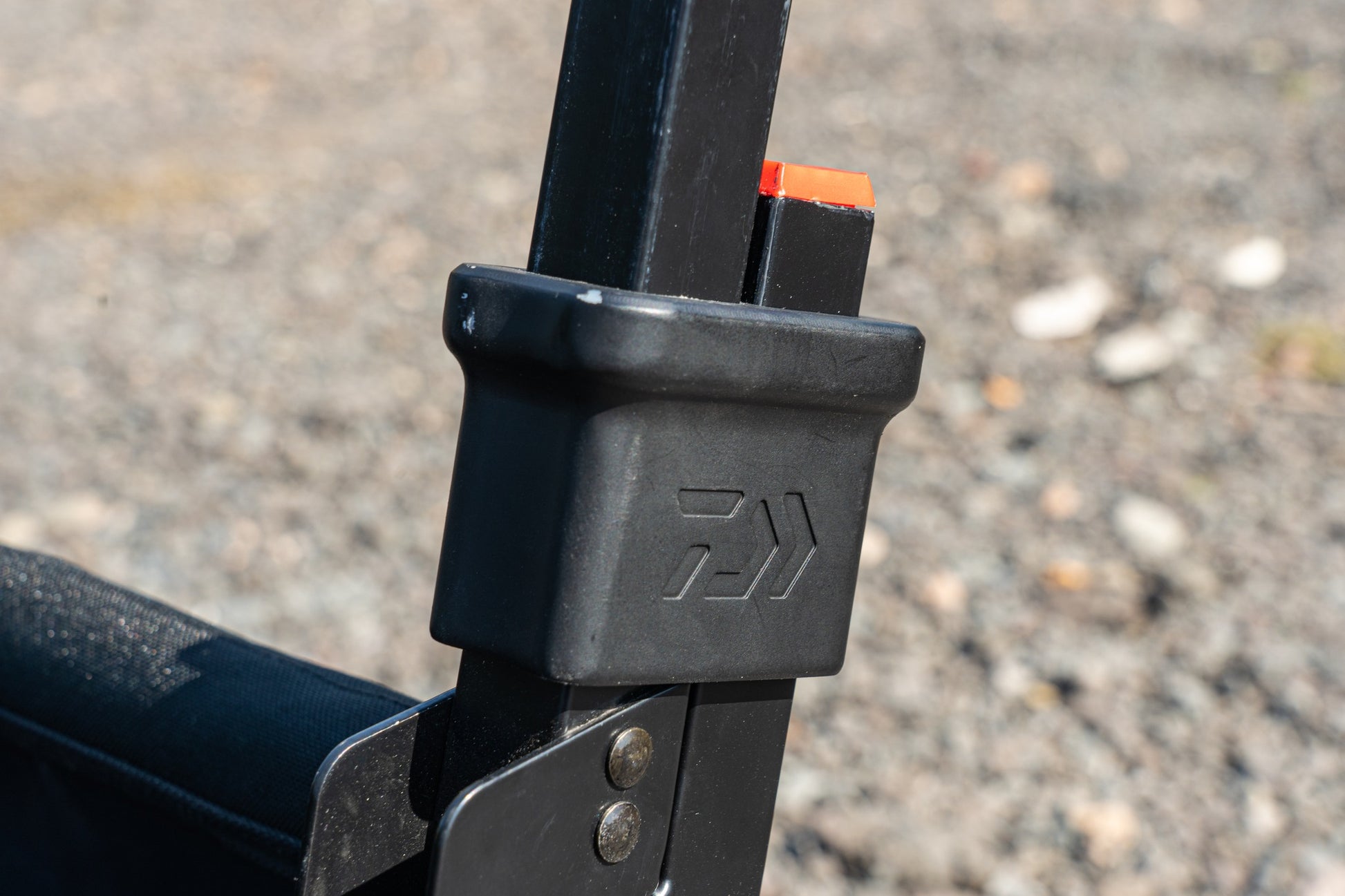 Детайл от количка за багаж Daiwa DAIWA FOLD N GO MATCH BARROW, показваща заключващ механизъм.