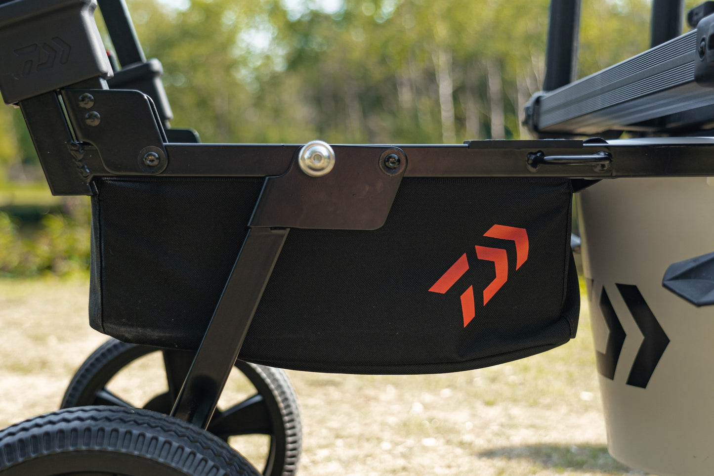 Количка за багаж Daiwa DAIWA FOLD N GO MATCH BARROW - детайл от черна раница с логото на Daiwa.