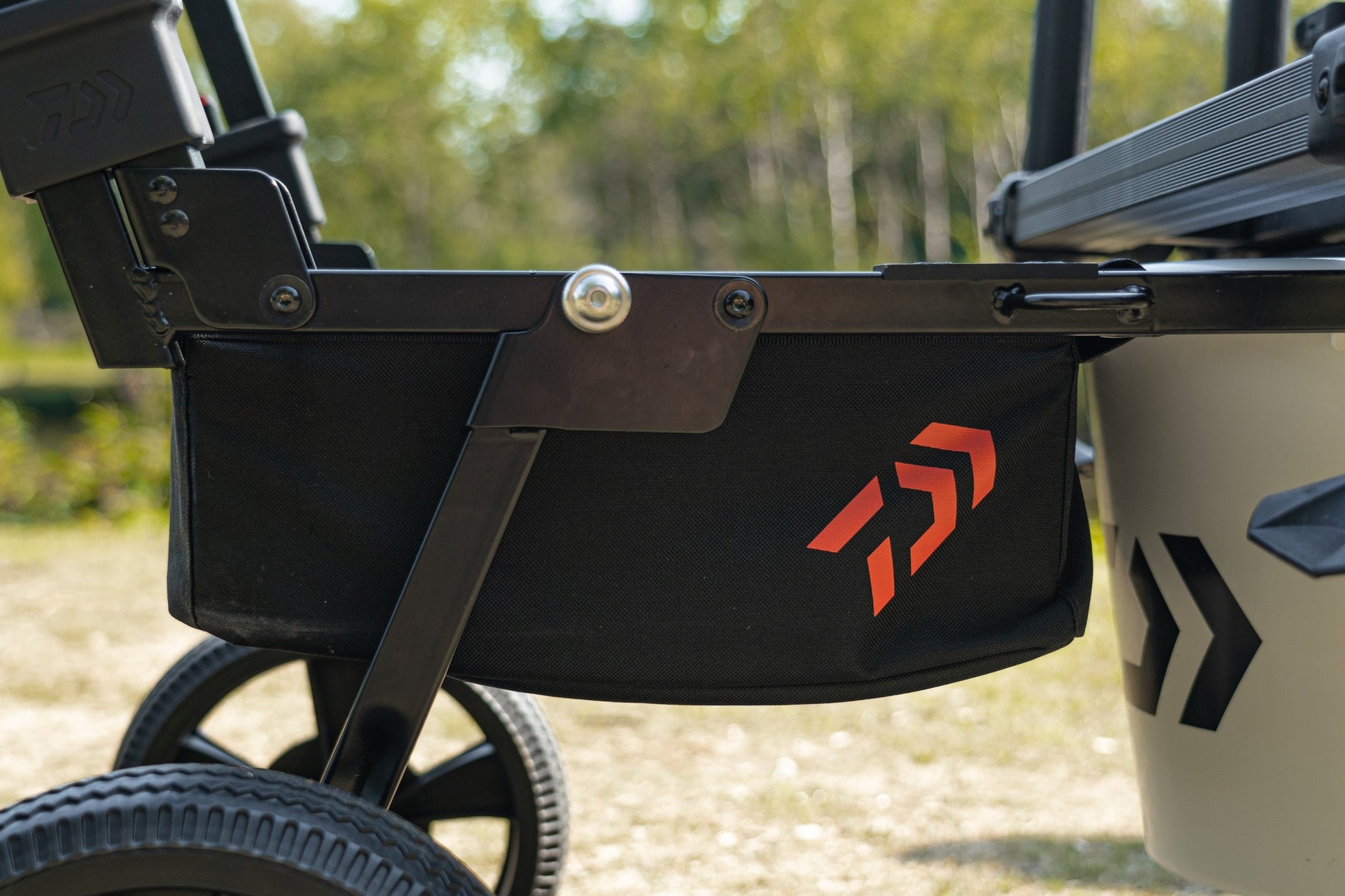 Количка за багаж Daiwa DAIWA FOLD N GO MATCH BARROW - детайл от черна раница с логото на Daiwa.