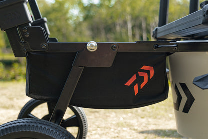 Количка за багаж Daiwa DAIWA FOLD N GO MATCH BARROW - детайл от черна раница с логото на Daiwa.