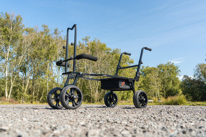 Количка за багаж Daiwa DAIWA FOLD N GO MATCH BARROW на фона на природа, идеална за риболов.