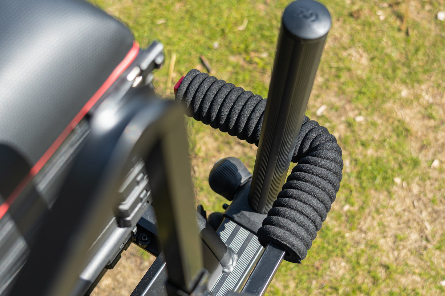 Количка за багаж Daiwa DAIWA FOLD N GO MATCH BARROW - детайл на дръжки и механизъм.