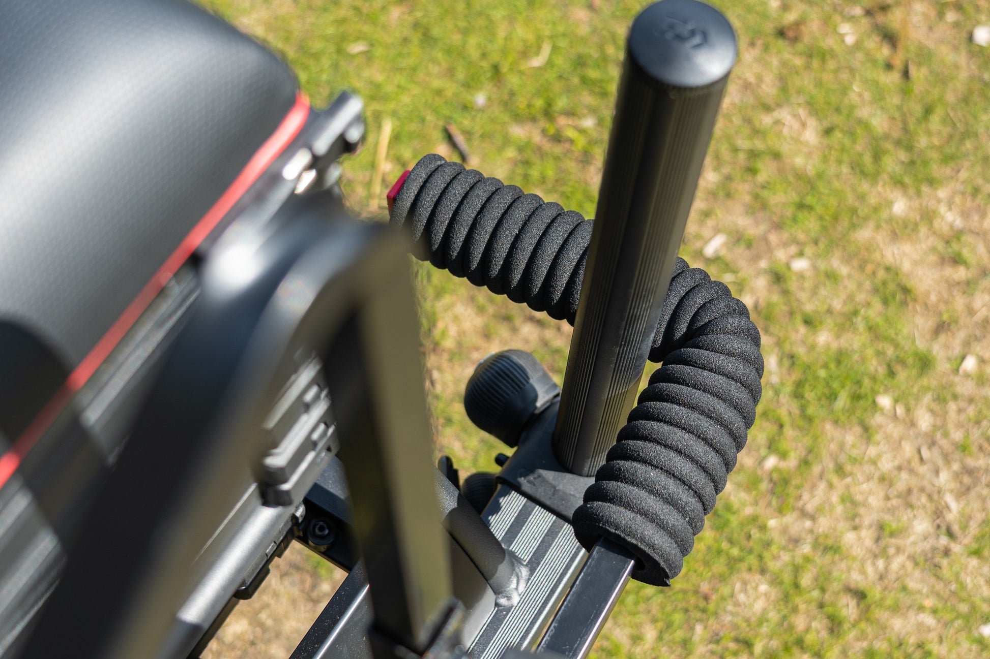 Количка за багаж Daiwa DAIWA FOLD N GO MATCH BARROW - детайл на дръжки и механизъм.