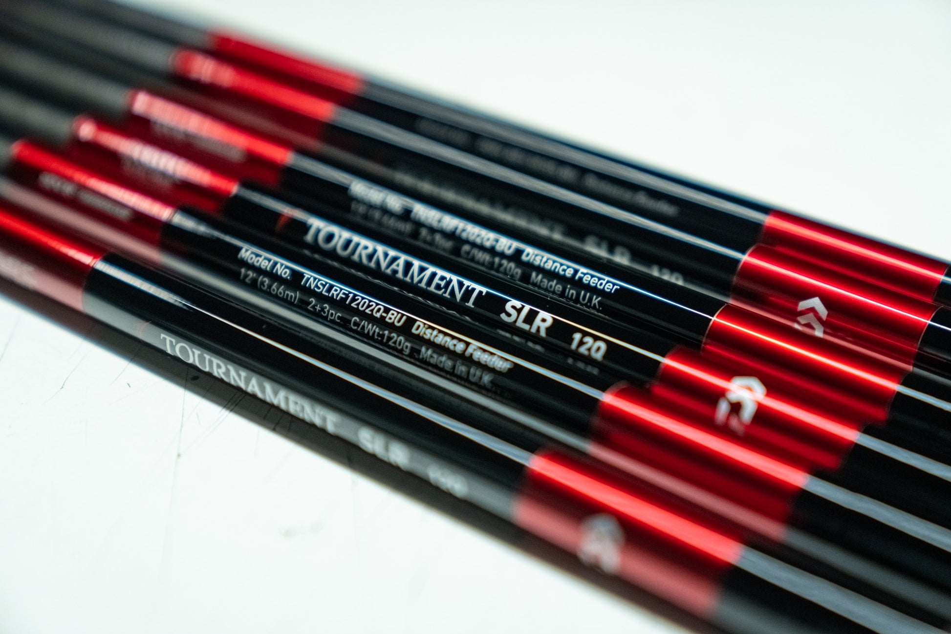 Фидер въдици DAIWA TOURNAMENT SLR - New model 2025, детайл на различни модели с червен и черен дизайн.