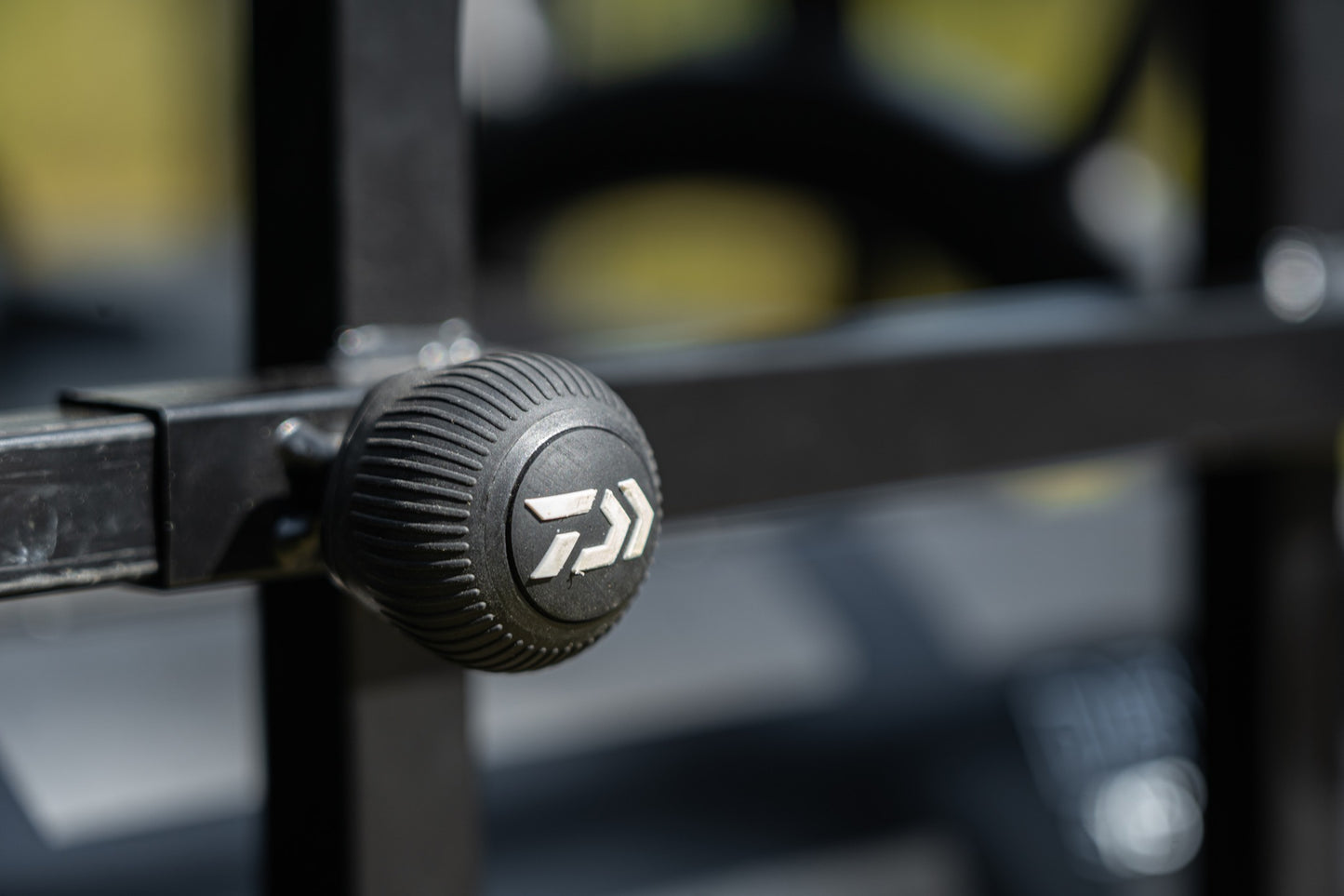 Детайл на ръкохватката на количка за багаж Daiwa DAIWA FOLD N GO MATCH BARROW.