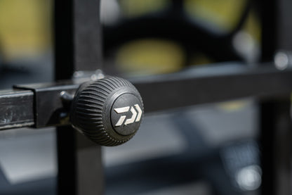 Детайл на ръкохватката на количка за багаж Daiwa DAIWA FOLD N GO MATCH BARROW.