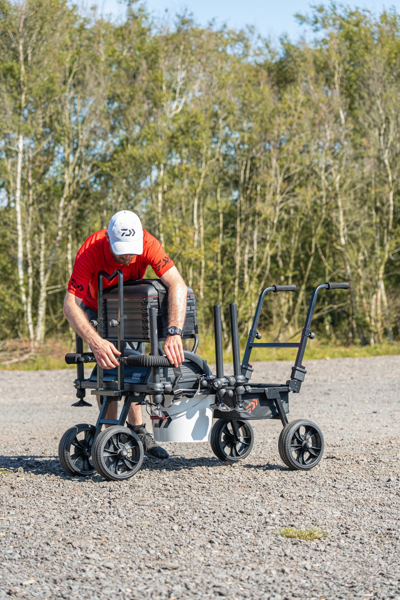 Количка за багаж Daiwa DAIWA FOLD N GO MATCH BARROW, сгъваема система, удобна за риболов в природата.